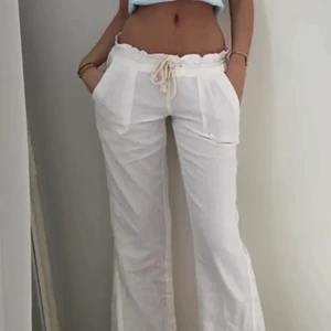 Roxy linnebyxor - Jättefina linnebyxor från roxy som är köpta på Zalando. Använda en gång. Väldigt små i storleken så detta är i strl L men man kan dra in rätt mycket i midjan med banden. 