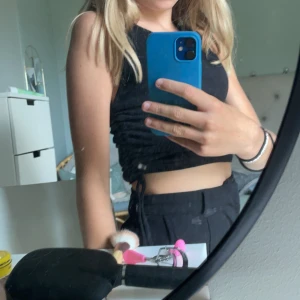 Linne hm - Säljer detta svarta linnet med snörning på sidorna i från hm köpare står för frakt