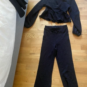 Svart set m blus och byxor - Ett svart set m blus och byxor. Funkar lika bra att bära de var för sig.   Byxor - XXS Tröja - XS