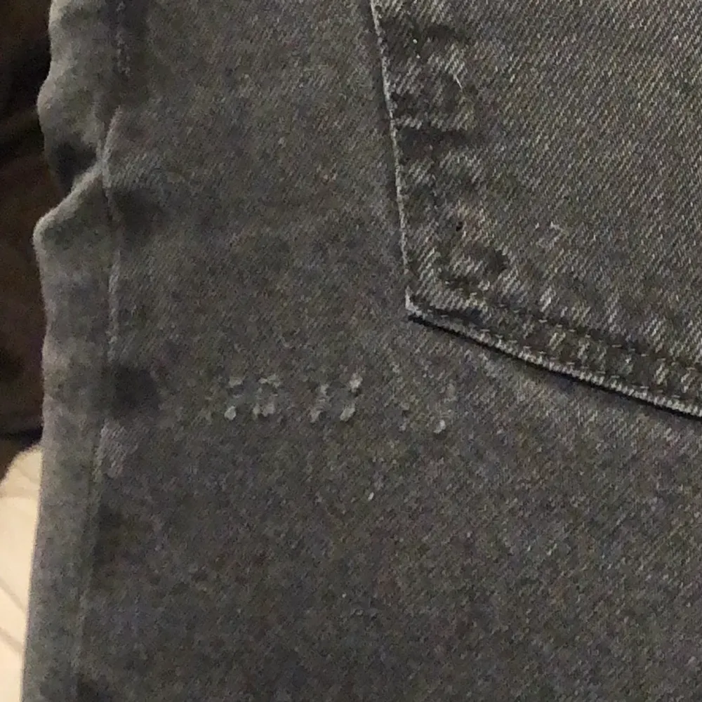 Nu säljer jag mina grå/svarta jeans från BikBok, dom har används rätt så mycket och har lite upprivet (se sista bild) men annars bra sick💕. Jeans & Byxor.