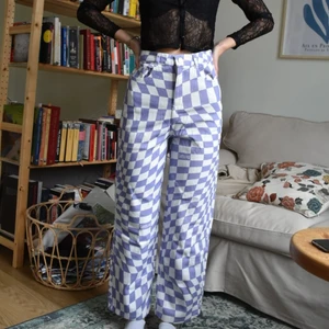 Rutiga lila jeans stl S - Rutiga jeans från shekou, aldrig använda. Stl S