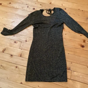 Glitter klänning  - Jättefin nästan aldrig använd fint skick frakt ingår i priset storlek Medium❤️❤️