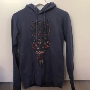 Huvtröja med Uggla.  - Superfin huvtröja med Uggla som motiv.