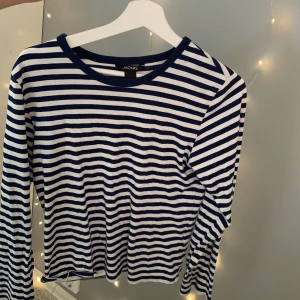 Randig tröja - Randig tröja från monki. Inte fått någon användning för den så den är i jättebra skick.