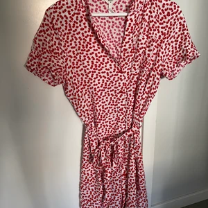 Sommarklänning - En fin sommarklänning från bubbleroom, röd och vit med blommönster. Använd 1 gång  Priset är inkl frakt