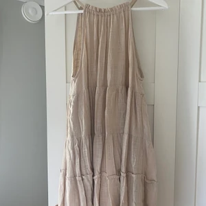 Linneklänning - En superluftig och fin linneklänning.  Sitter fint. Den har en underklänning under linnet/ alltså inte genomskinlig. Använd ett fåtal gånger! 😊 Lite öppen rygg med ett band att knyta i nacken. 