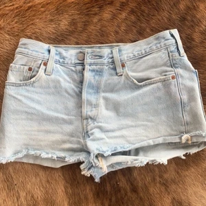 Levis 501 shorts - Ljusa Levis 501 jeans shorts. Fint skick och endast använda några få gånger. Kom privat för fler bilder :)  Använd inte köp nu funktionen!