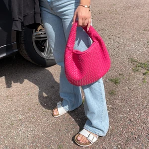 Väska från NA-KD  - Populär väska från NA-KD, tänkte kolla intresset! I nyskick och jötte fin nu på sommaren, dragkedja att stänga med och går att använda på två olika sätt💗 bara att skriva vid frågor 