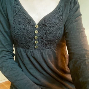 Svart långärmad tröja - En svart långärmad tröja med broderi detaljer och knappar 🖤 Använd max 2 gånger✨Skriv för fler bilder.