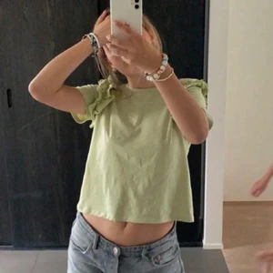 Zara t-shirt med volanger - Söt ljusgrön t-shirt från zara med volanger, säljer även en likadan fast ljusblå💙 (första bilden är lånad)