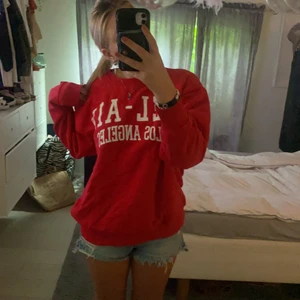 Röd hoodie - Säljer denna jätte söta och mjuka röda hoodie. Jätte mysig 💕❤️storlek M säljer för 190 + 66kr frakt 💕