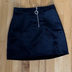 Figursydd kjol - Figursyddkjol i sammet matrial med dragkedja fram.  Kjolen är endast använd engång därför är den som ny