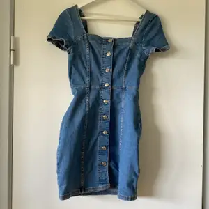 Säljer denna snygga jeans klänning som är perfekt till en varm sommardag i storlek S som e har endast använts några fåtal gånger. Frakt ingår ej i priset 