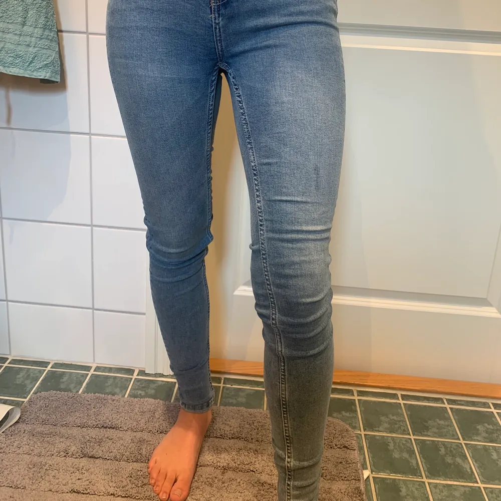 Blåa högmidjade skinnyjeans från lager 157, det finns två exakt likadana par jeans med samma storlek . Jeans & Byxor.