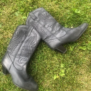Svart cowboyboots - Svarta cowboyboots köpt second hand. Fint skick och superfin modell men tyvärr lite små på mig🥲
