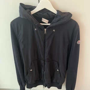 Monclear Cardigan - Säljer min Monclear cardigan Storlek L/3 Köpt hos Kaspersheat satt digitalt kvitto går att få vid önskan. Ena sömmen på Monclear taggen som sitter i cardiganen har släppt men inget man tänker på.  Vill du ha mer bilder är det bara att skriva. Ja 