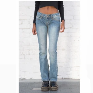 Brandy Melville Jeans - Säljer helt nya Brandy Melville lågmidjade jeans i modellen Kylie, storleken S. Dom är helt orörda och har lappen kvar. Helt nya kostar 420 kr mitt pris 200 kr. 💖
