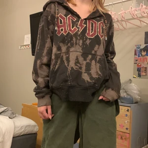 Blekt acdc hoodie  - Brun-grå blekt acdc hoodie, lite trasig vid halsen(se sista bilden) 