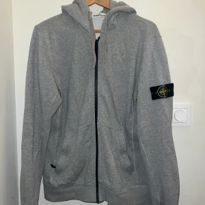 Stone Island Zip - Yo, säljer lite grejer som inte kommer till användning!  Stone Zip XL⬜️ Fits L/XL Cond: 8 Flaws finns på bild men fin i övrigt 1000kr