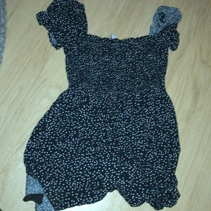 Klänning  - Klänning so. Är köpt i början av juli 2021. Säljer pågrund av att den inte är till användning. Hör gärna av dig om du har någon fråga eller är intresserad.💗💗