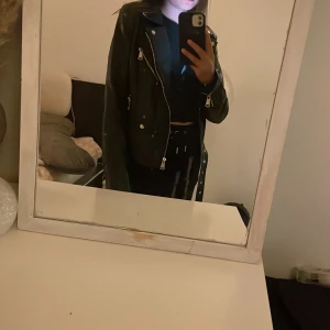 Strl xs - Säljer denna skinnjacka för att det är inte min stil. Köptes från SHEIN för ca 3 månader sedan men bara använd 1 gång. Säljer för 100kr och köptes för 219kr Bra skick Köparen står för frakten 