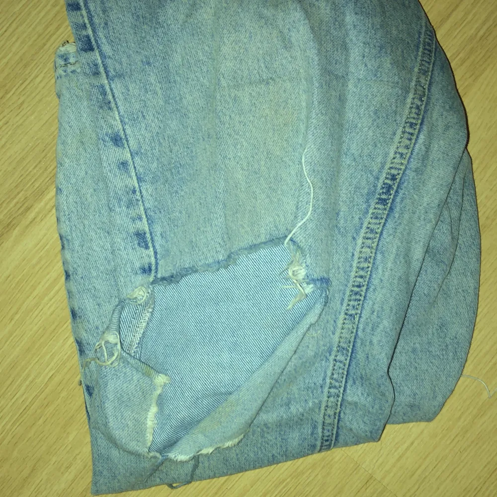 En tröja ifrån hm och jeansmode hål. Säljer pågrund av att dem inte kommer till användning. Hör gärna av dig om du har någon fråga eller är intresserad.💗💗. Jeans & Byxor.