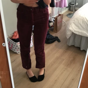 Manchesterbyxor  - Vinröda Manchester byxor från hm i strl 36. Väll använda men i bra skick, lite små trådar som sticker ut vid knappen men inget som syns. DM för mer