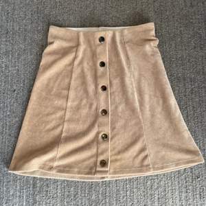Söt ribbad kjol från Gina i strl xs. Fint skick!☺️ 30kr + frakt (79kr inkl spårbar frakt) 