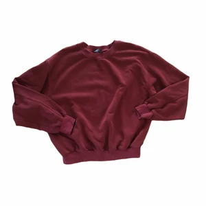 Sweater - Sweater i en typ bronsfärg i storlek xs. Oversized fit. Använt skick, men inga större defekter. Fraktar eller möts i Umeå!🫧