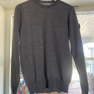 Stone island tröja junior - Stone island tröja junior strl 14 år/176 Nypris 1999kr Använd fåtal gånger Finns att hämta i Trollhättan eller kan skickas om köparen står för frakten (Obs stickad tröja)