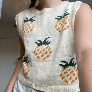 Stickad väst med tryck  - En stickad väst med tryck på framsidan. 100% acrylic. Tvättas i 30°C. ✨