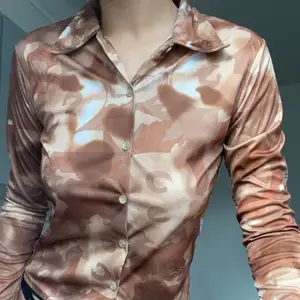 brun/beige mönstrad skjorta i glansigt material. köpt på en second hand sida på instagram. aldrig använd av mig!