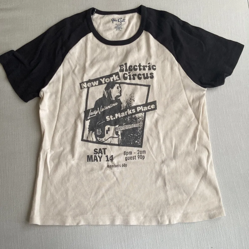 Säljer denna t-shirt från Brandy Melville.  Använd ett fåtal gånger. Skriv privat om du har några frågor eller funderingar ❤️.  ! OBS TRYCK INTE PÅ DEN NYA KÖP NU FUNKTIONEN !. T-shirts.