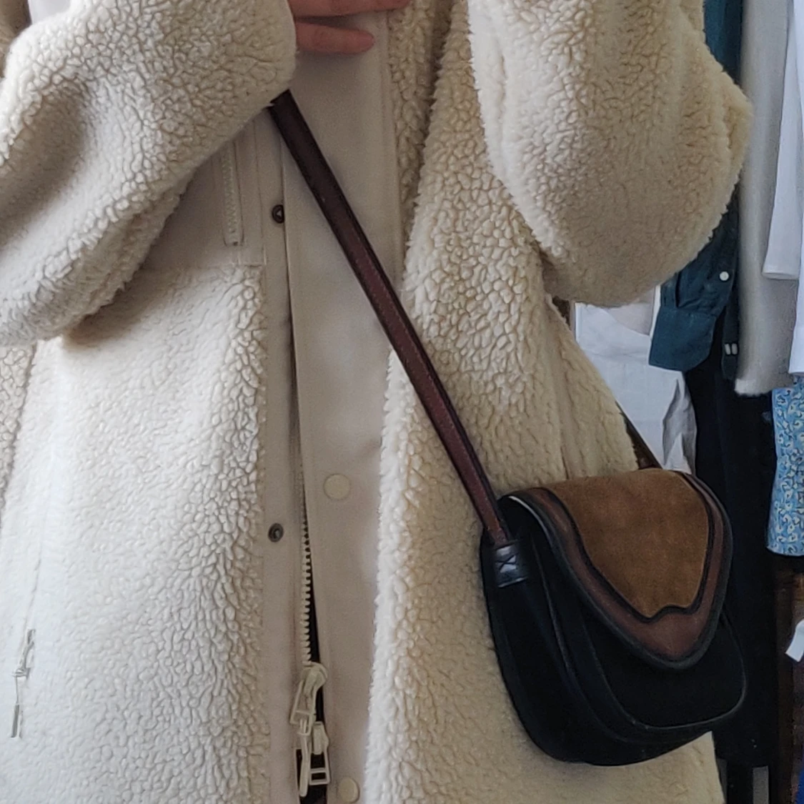 Svart axelremsväska