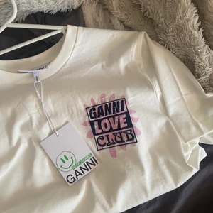 Gamni t-shirt  - Hej tänkte sälja min fina ganni t-shirt. Köpte för någon vecka sedan på NK i Göteborg. Jätte fin nu till sommaren. Säljer pga av jag köpte en till ganni t-shirt som var er min stil. Skriv till mig privat om ni har några frågor💖💖
