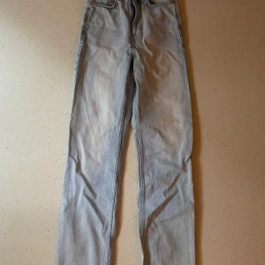 Weekday jeans - Jeans från weekday som tyvärr blivit för små för mig. Storlek 24 i midjan och 34 i längd💓
