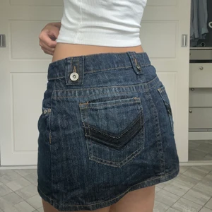 Lågmidjade mini kort jeanskjol - Lågmidjad jeanskjol köpt secondhand i USA med sååå fina bakfickor. Står storlek 9 men passar mig som har S. Säljer då den är lite kort för min smak 💗 (använd inte köp nu funktionen, kontakta mig ist)