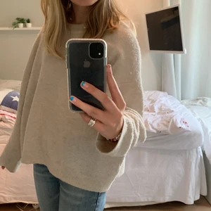 Stickad tröja!! - En till stickad tröja!! Jätte fin och super skön och passar till typ allt!! Ganska bra skick men super fin. Pris in diskuteras! Köpt för 300 och säljer för 200kr💓💓