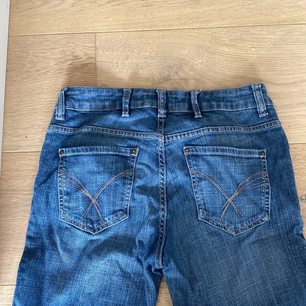 Lågmidjade jeans köpa second hand☺️. Jeans & Byxor.