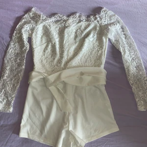 Vit spets byxdress - Endast använd en gång, köparen står för frakt