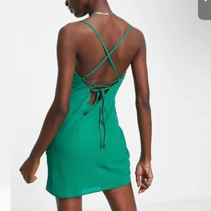 Grön oanvänd klänning från Asos st.38 - jättefin grön klänning som aldrig är använd, prislappen sitter kvar. Från Asos i storlek 38. Säljer på grund av att jag var klantig och glömde skicka tillbaka innan utgången returtid. Nypris var 369