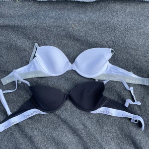 Calvin Klein - Två fina Calvin Klein bh i fint skick. Dom är i storlek 70A. 50kr för båda. Köparen står för frakten men möts gärna upp😊