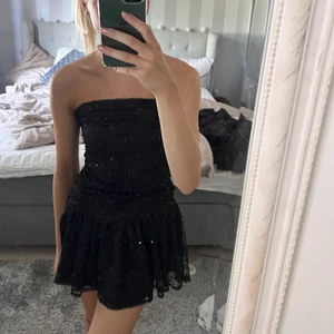 Klänning - Klänning ifrån gina liknar maje klänningen lite! Fint skick band finns också 