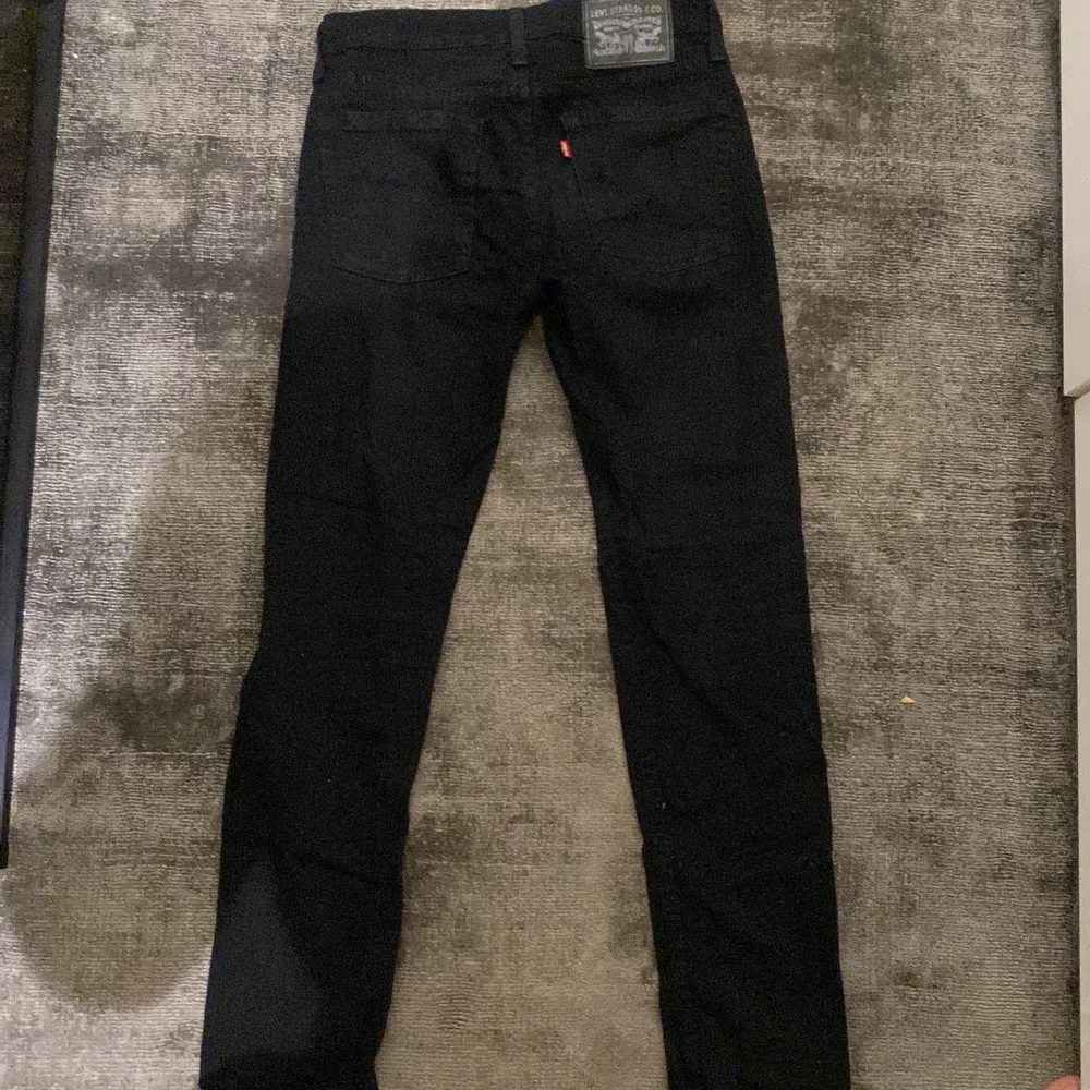 Ett par svarta levis jeans, köpt för länge sen och använt 3-4ggr. Nypris ca 1000. Jeans & Byxor.