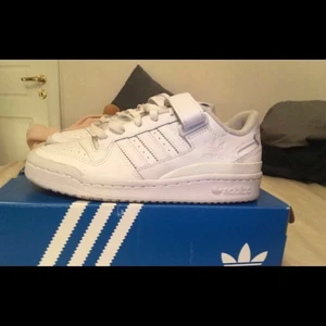 Adidas forum low - Säljer mina vita adidas pga dom kommer inte till användning och beställde fel storlek. (Är lite för små för mig) dom är använda endast en gång och är i helt bra skick. Helt nya. Köpta från Zalando för ca 700kr kommer inte ihåg.