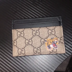 Gucci korthållare - Inget fel på den köpt för cirka 3 månader sen den är väldigt bra skick och dustbag och kvitto och kartong medföljer. 