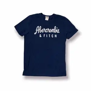 Marinblå tröja från Abercombie & fitch i storlek S i använt skick