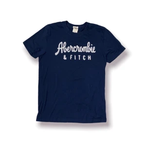 Abercrombie & Fitch tröja - Marinblå tröja från Abercombie & fitch i storlek S i använt skick