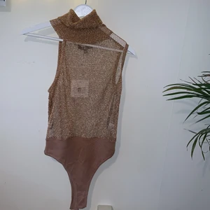 Missguided Rosé Turtleneck Bodysuit ❤️ - Jag har aldrig haft på mig den här fina bodyn, lappen finns kvar på plagget som är rosé/ mauvefärgad ❤️