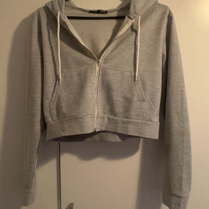 Croppad hoodie - Croppad hoodie från SHEIN, säljes pga för liten💕 det är en strl M men skulle säga att den passar XXS-XS. Frakt tillkommer